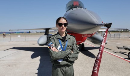 Bianca Botaș, în combinezon, în fața avionului său F-16 Fighting Falcon. Foto: Vlad Chirea / Libertatea