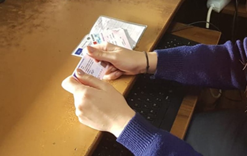Un moldovean a fost prins cu un act de identitate falsificat și a dat vina pe soție
