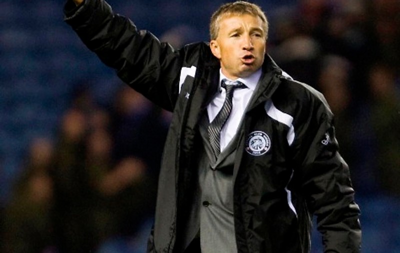 FOTOGRAFIE DE COLECŢIE! Vi-l mai amintiţi pe Dan Petrescu ÎMBRĂCAT ÎN "ALBINUŢĂ"? Iată cine l-a convins să apară aşa! FOTO ÎN ARTICOL