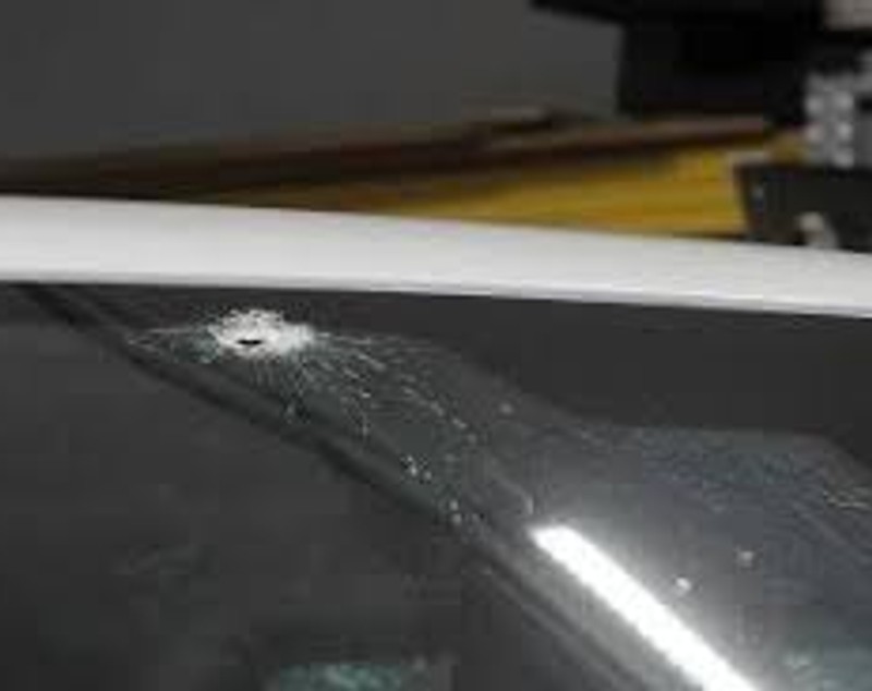 O polițistă și un polițist au tras cu pușca de asalt și pistolul în mașina condusă de un român, în Austria. Doi oameni din vehicul, loviți de gloanțe