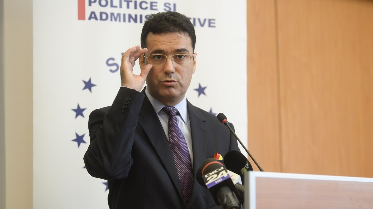Remus Pricopie, rectorul SNSPA, își ține cu o mână ochelarii de la ochi