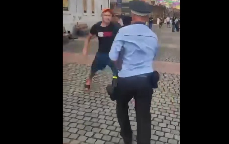 Poliţist local, bătut în centrul Timişoarei: agresorul distrugea burlanele unei clădiri când a fost legitimat | VIDEO