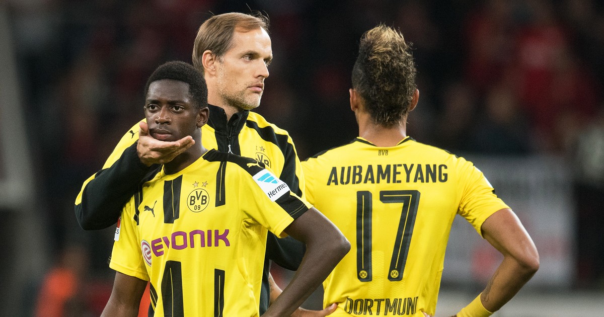 Thomas Tuchel, antrenorul Borussiei Dortmund, îşi consolează jucătorii, după eşecul (0-2) suferit pe terenul lui Bayer Leverkusen. (FOTO: EPA)