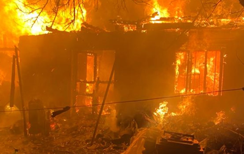 Doi frați din Neamț au murit noaptea trecută într-un incendiu violent. Casa s-a prăbușit după ce două butelii au explodat