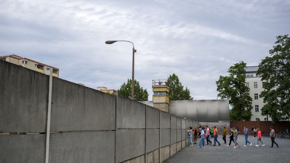 O vedere a străzii Bernauer Strasse, unde poate fi văzută o secțiune conservată a Zidului Berlinului, un turn de veghe și „fâșia morții” din spatele zidului, acum un muzeu în aer liber vizitat de public în Berlin, Germania, pe 4 mai 2025.