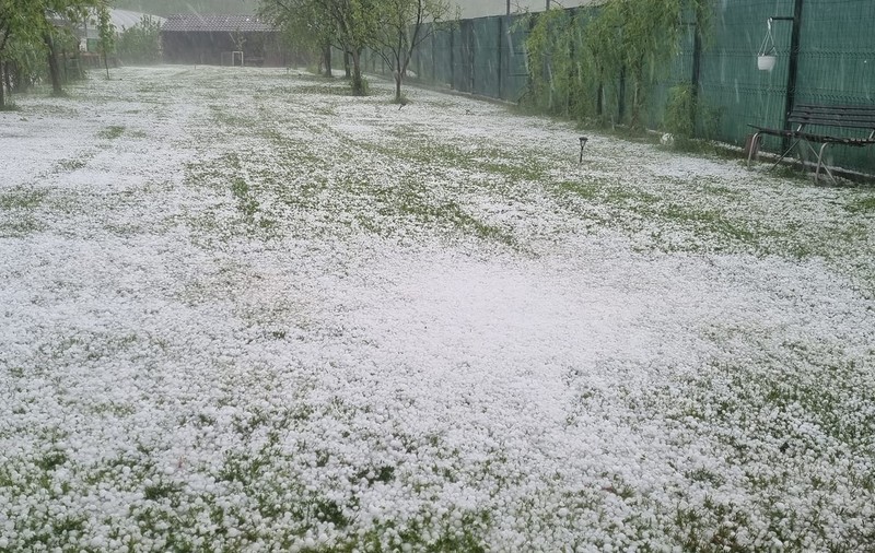 Grindină și inundații în Dâmbovița. Primarul din Vișinești a postat filmări cu „natura dezlănțuită”