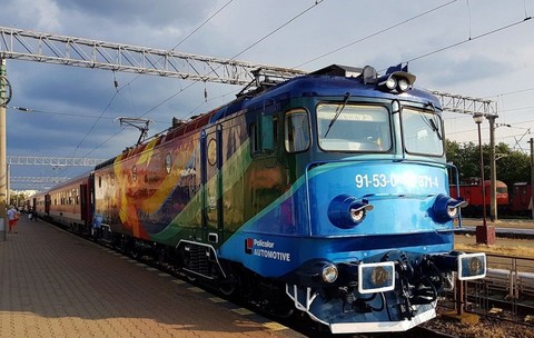 Un tren operat de CFR Călători staționează în gară