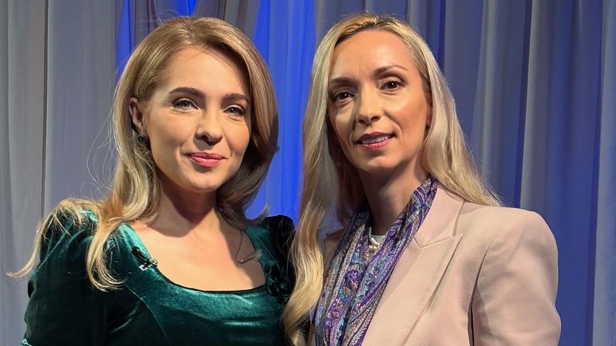 Andreea Ogăraru (stânga), alături de Anna Szabo (dreapta), la Metropola TV