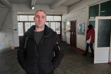 Sindicalistul Oliviu Juricza, în clădirea principală a exploatării Lupeni