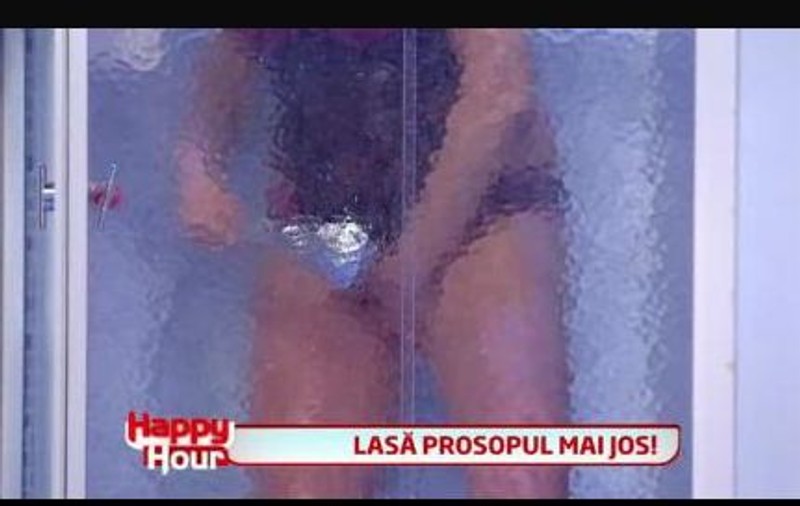 Am trăit să o vedem şi pe asta! Moculeasca s-a atins la "păsărică" în faţa lui Rică Răducanu şi a milioane de telespectatori! 