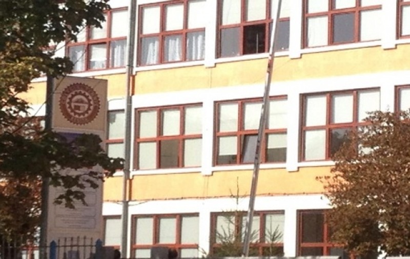 ULTIMA ORĂ! Un elev de 16 ani s-a aruncat de pe geam în faţa colegilor 