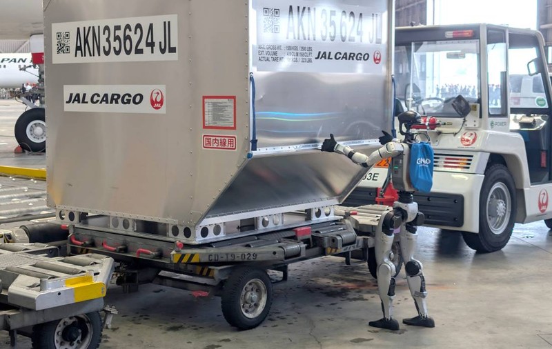 Japonia va „angaja” roboți umanoizi care să se ocupe de bagaje pe Aeroportul Haneda din Tokyo