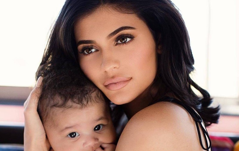 Răsfăț total pentru fetița lui Kylie Jenner. Are camera plină de jucării și accesorii de lux personalizate