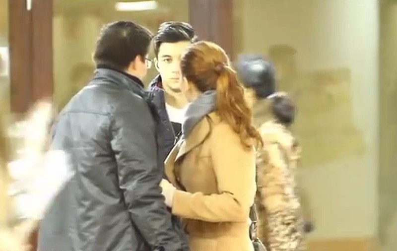 Ce le face TIPUL ĂSTA OAMENILOR PE STRADĂ te va SCOATE DIN SĂRITE! Ai fost şi tu PRINTRE "VICTIME"? VIDEO