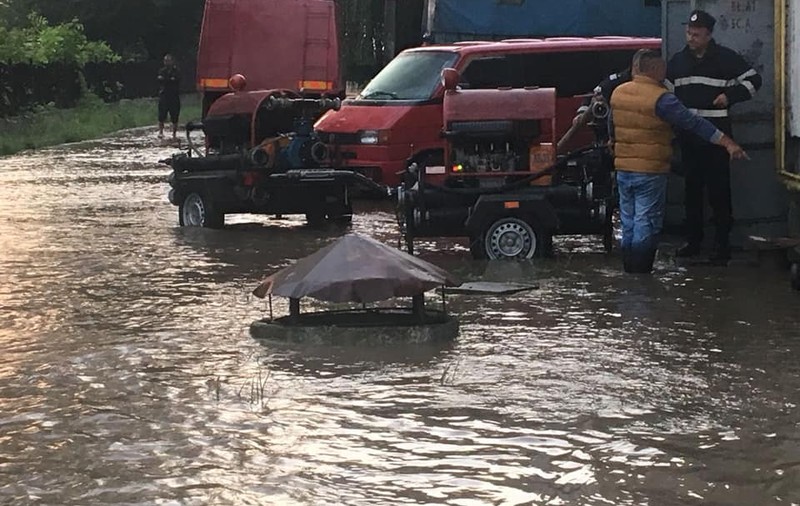 Inundații în Prahova, după ploile torențiale de marți noaptea. Zeci de gospodării au fost inundate în Bărcănești / FOTO