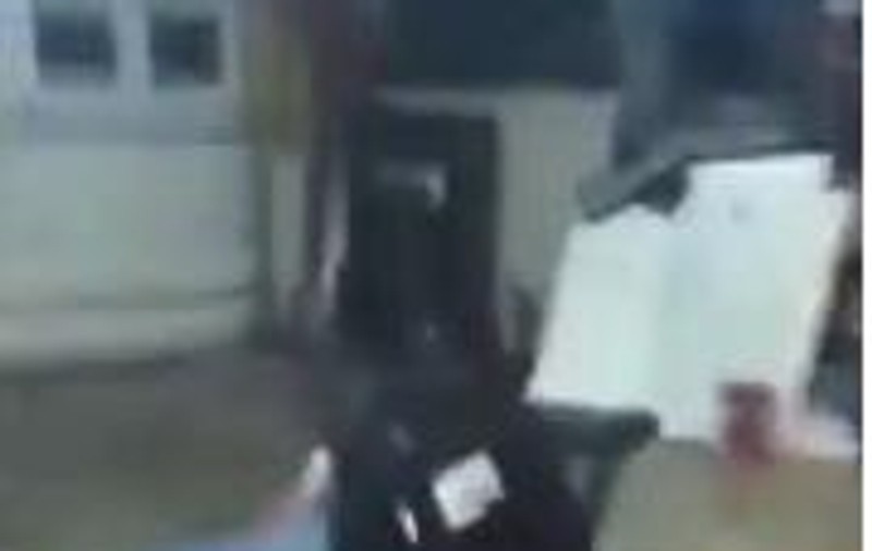 Cea mai ciudată distracție! Uite cum se rotește cu scaunul | VIDEO