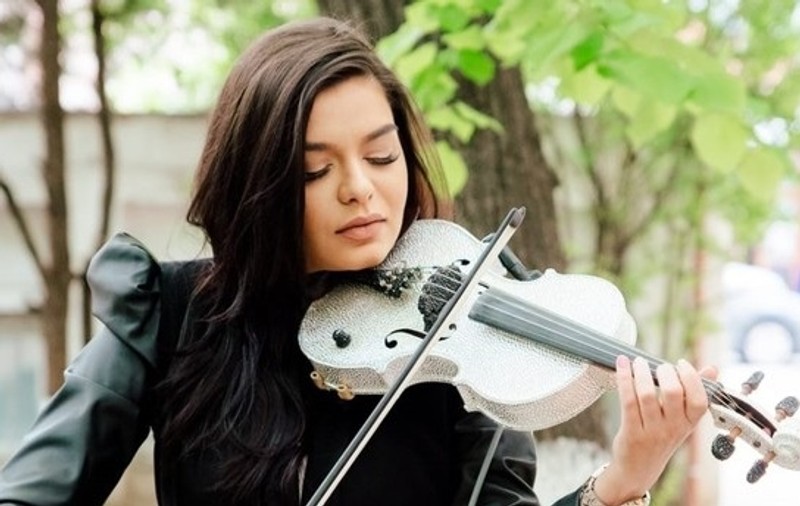 Raluca Răducanu de la „Românii au talent” ține recitaluri de vioară în fața spitalelor