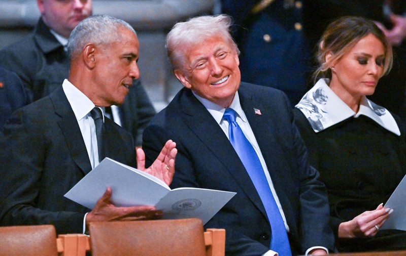 Un cititor pe buze dezvăluie ce i-a spus în secret Donald Trump lui Barack Obama în timpul funeraliilor lui Jimmy Carter I VIDEO