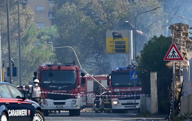 Momentul în care benzinăria din Roma explodează, rănind grav mulți polițiști, pompieri și medici