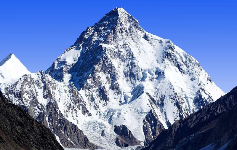 Un alpinist celebru, supraviețuitor al tragediei de pe K2, acuzat că a falsificat imagini pentru a pretinde că a cucerit vârfuri imposibile