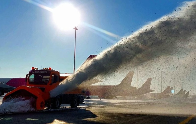 Avioanele pot avea întârzieri din cauza ninsorii și a viscolului, dar nu sunt curse anulate pe aeroporturile din București, anunță CNAB