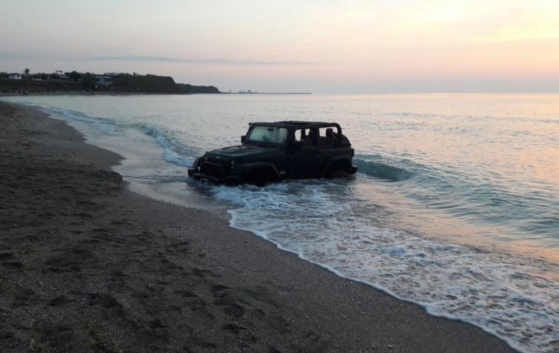 A intrat cu mașina în mare la Vama Veche. Șoferul a fost amendat cu o sumă uriașă | FOTO și VIDEO