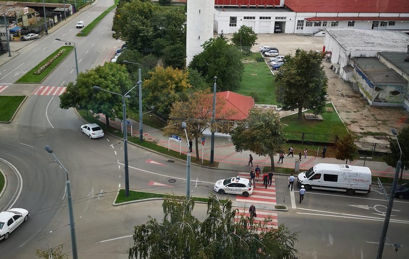 O mașină de poliție a lovit o fetiță pe o trecere de pietoni în Vaslui. Martorii spun că polițistul era atent la telefon