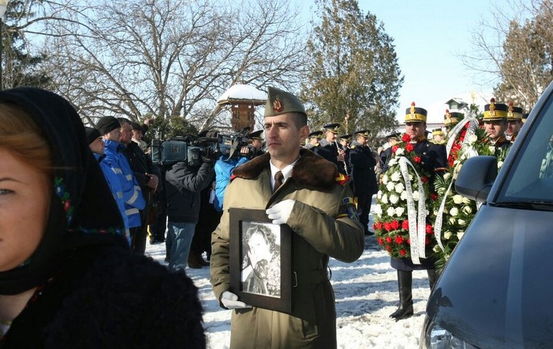 COLOANA MORTUARĂ A MARIOAREI MURĂRESCU, LUNGĂ DE SUTE DE METRI! FOTO