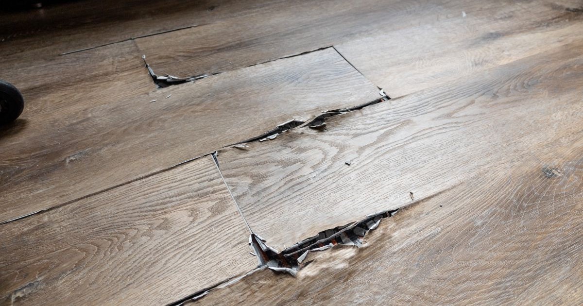 Parchet laminat de culoare lemnului, distrus de infiltrații