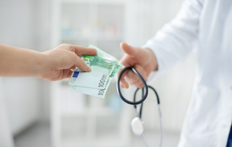 Medic din Bihor, trimis în judecată de DNA pentru că a luat mită de 334 de ori ca să elibereze certificate false de invaliditate