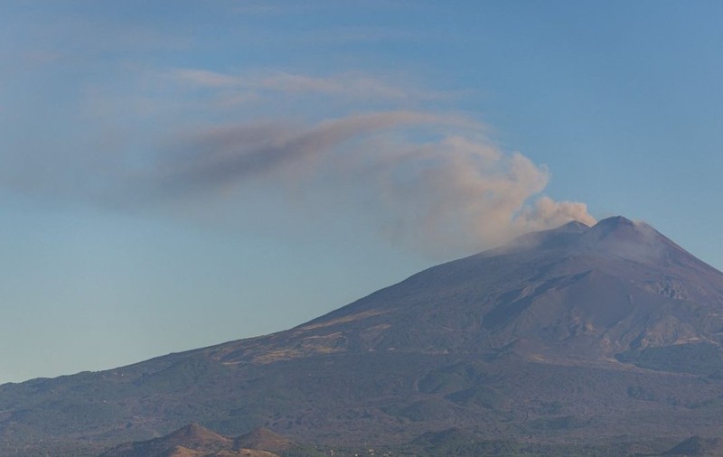 Activitatea Vulcanului Etna a închis Aeroportul Internațional din Catania pentru patra oară în ultimele două luni. Sursă foto: Profimedia Images