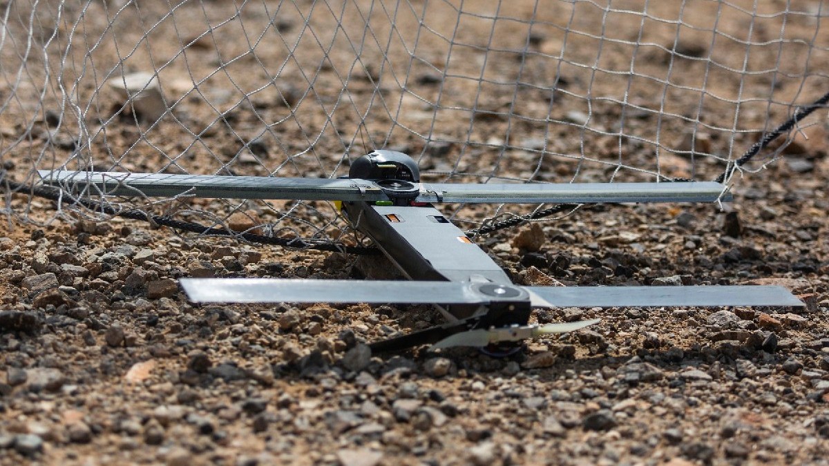 ceastă imagine furnizată de Corpul Pușcașilor Marini al SUA arată un sistem de drone Switchblade 300 10C utilizat în cadrul unui exercițiu de antrenament la Centrul de luptă aeriană și terestră al Corpului Pușcașilor Marini din Twentynine Palms, California, pe 24 septembrie 2021.