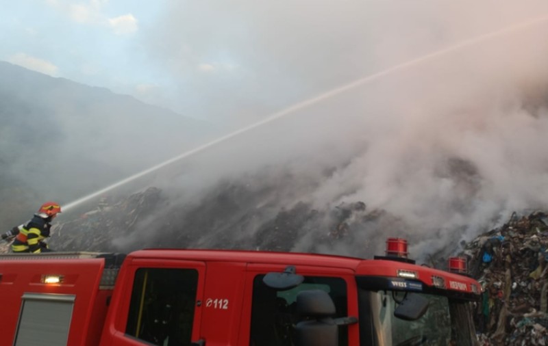 Un nou incendiu la groapa de gunoi din Sighişoara. Este al treilea incident în patru luni