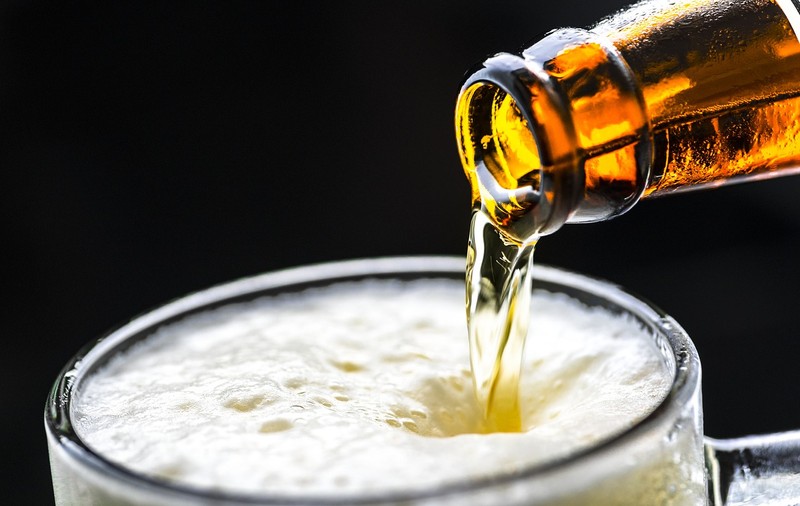 Un bărbat adus la spital în comă alcoolică, tratat cu bere