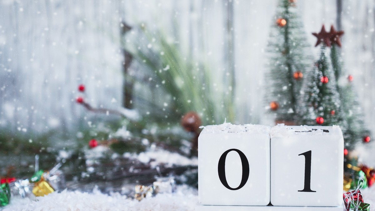 Curiozități despre luna ianuarie - Imagine cu data de 01 ianuarie formată din cuburi albe, pe un fond cu decoraţiuni de iarnă.