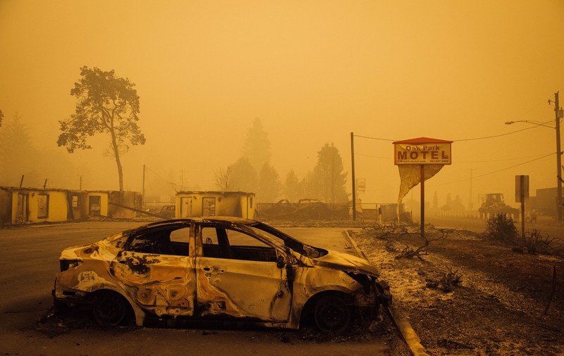 Incendii devastatoare în 12 state americane. 500.000 de oameni, evacuați din calea flăcărilor