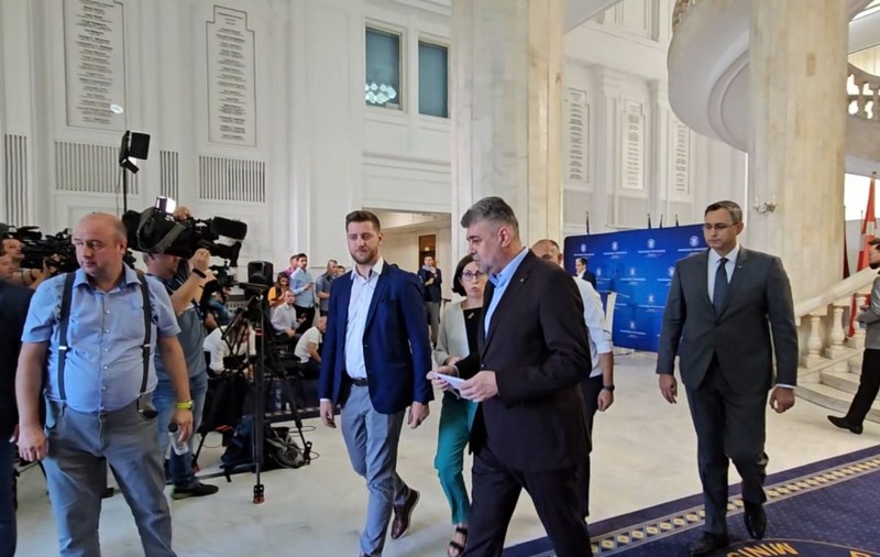 Marcel Ciolacu a plecat brusc din conferința de la Ministerul Finanțelor, fără să răspundă la întrebările jurnaliștilor. VIDEO