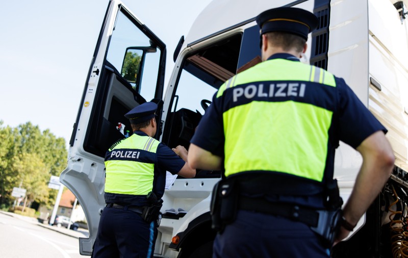 Un șofer român de TIR s-a bucurat când l-a oprit poliția, pe o autostradă din Austria: „Fac ce îmi spune șeful”