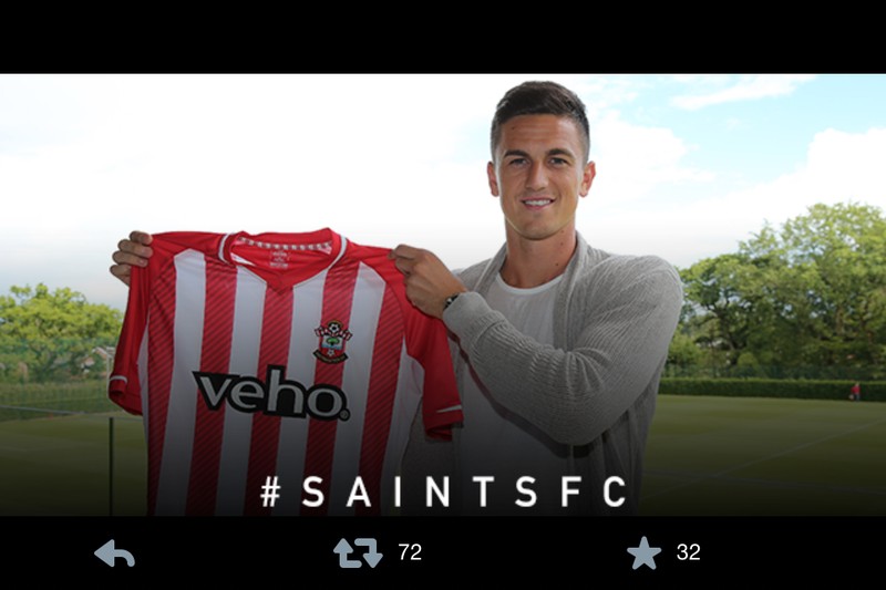 Florin Gardoş a prezentat tricoul în care va juca la Southampton FOTO: saintsfc.co.uk