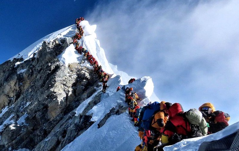 Număr record de alpinişti pe vârful Everest, în 2019. Unii și-au pierdut viața, din cauza supraaglomerării