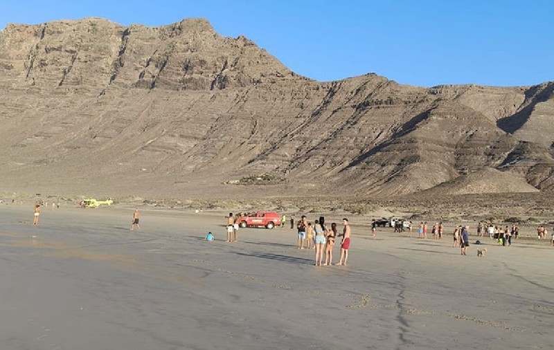 Un român a murit înecat, iar prietenul lui indian a dispărut luat de ape în Famara, Insulele Canare