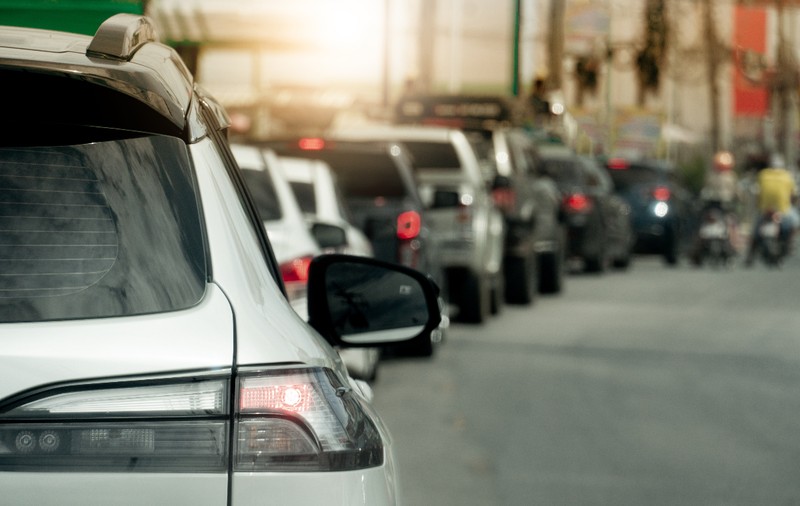 Șoferii care vor primi bani dacă stau mult timp în ambuteiaje
