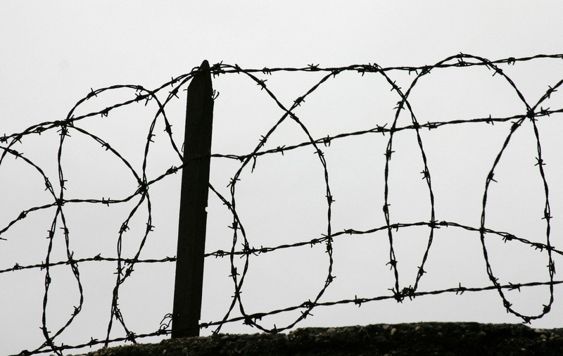 Un adolescent a escaladat zidul închisorii ca să ajungă la fereastra celulei în care se afla iubita sa