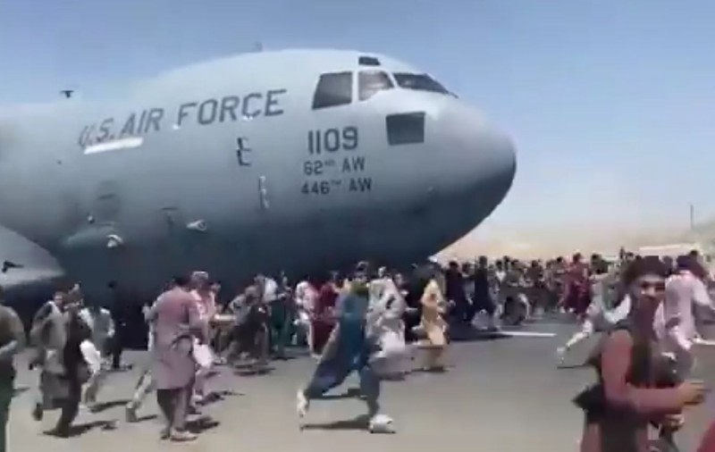 Imagini șocante: doi oameni au căzut de pe un avion care decola din Kabul. Afganii se agață de roțile aeronavelor, disperați să plece din oraș