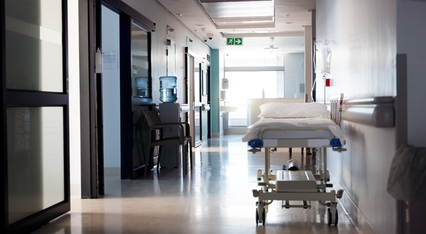 Holul unui spital de urgență, există un pat gol și nu sunt pacienți care să aștepte la ușile cabinetelor