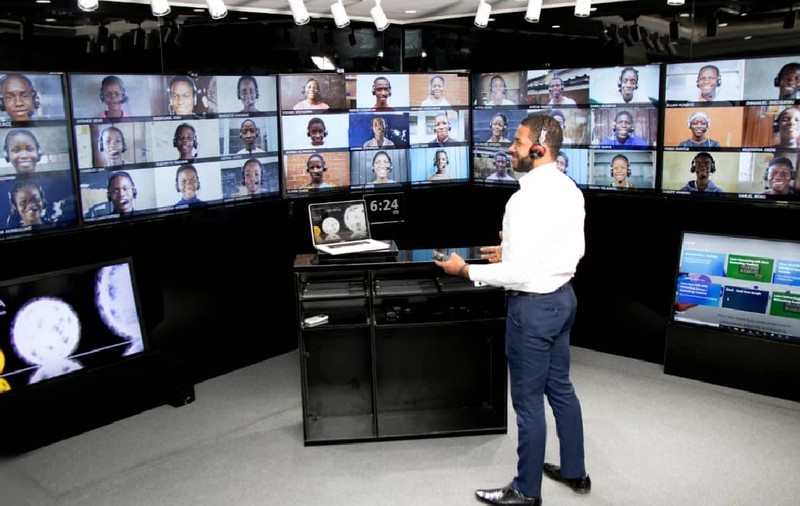 Ceea ce învățământul românesc nu are: un activist nigerian a reușit să creeze o clasă virtuală high-tech de care beneficiază deja 1.000 de elevi