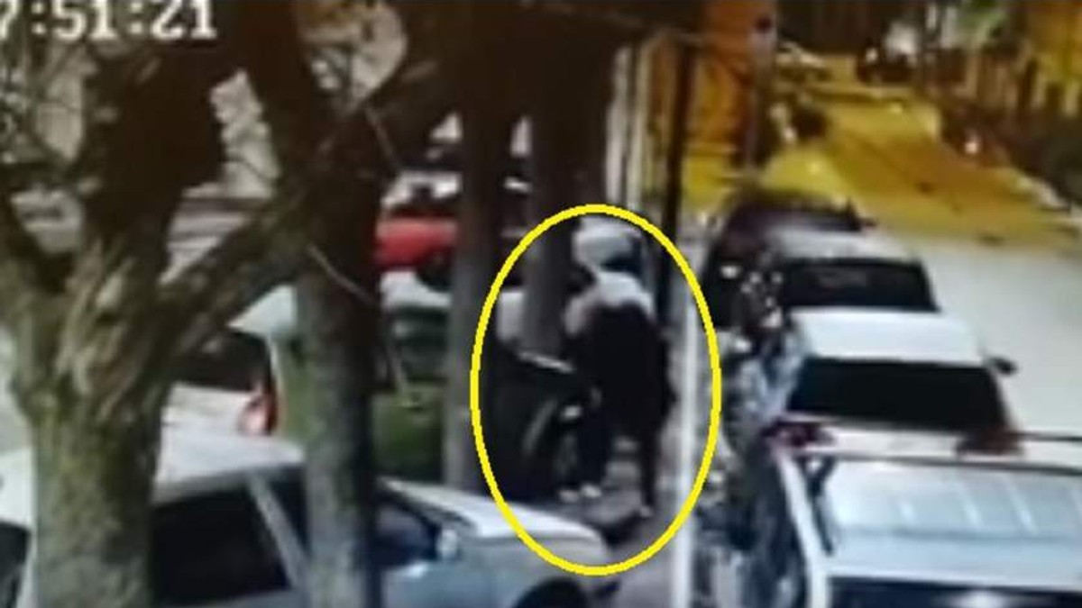 Italian, filmat în timp ce distruge mașini cu numere românești