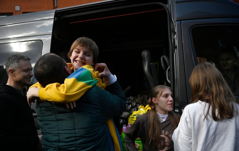 Povestea unui adolescent ucrainean trimis „în vacanță” în Rusia: „L-au forțat să spună că îi place noua sa familie și viață”