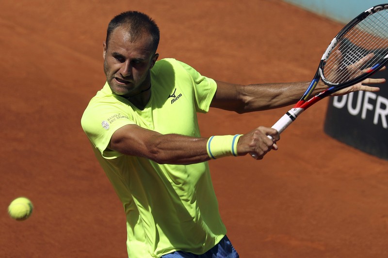 epa05950606 Romanian player Marius Copil returns a ball while playing against Spanish Guillermo Garcia-Lopez during their Mutua Madrid Open tennis tournament's first round match at the Caja Magica tennis complex, in Madrid, Spain, 08 May 2017. The tournament runs until 14 May 2017. EPA/SERGIO BARRENECHEA
