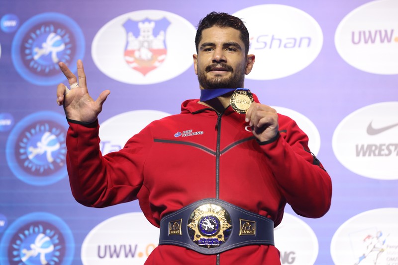 epa10188814 Taha Akgul of Turkey poses with his gold medal during the Men's freestyle 125kg medal ceremony of the Wrestling World Championships 2022 in Belgrade, Serbia, 16 September 2022. EPA-EFE/ANDREJ CUKIC
